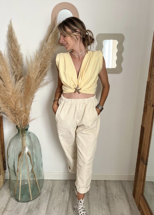 Top décolleté drapé femme SORA étoile porté avec le pantalon NOA velours côtelé