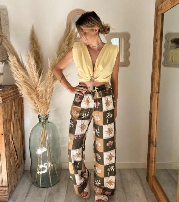 Top décolleté drapé femme SORA associé au pantalon ELIA imprimé