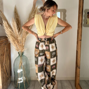 pantalon bohème imprimé femme Elia porté avec top Sora jaune