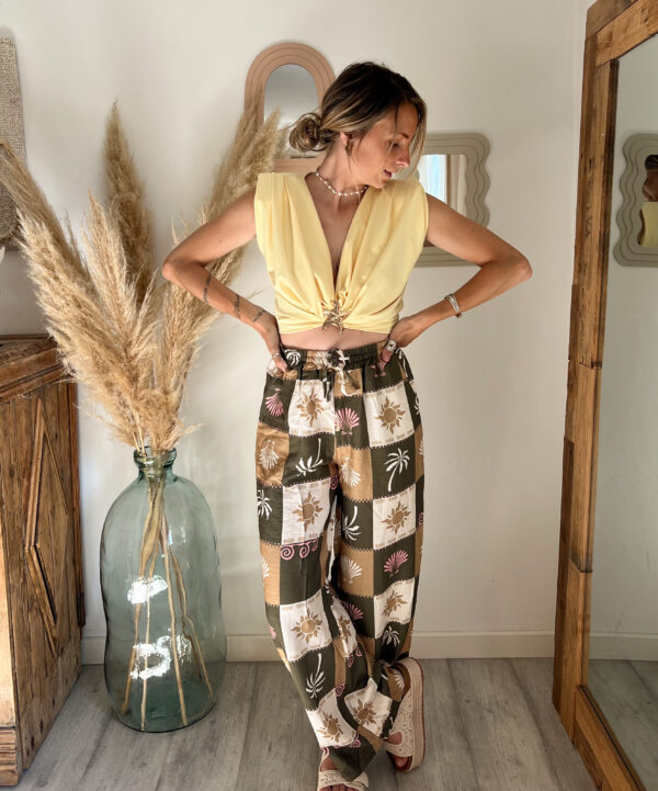 pantalon bohème imprimé femme Elia porté avec top Sora jaune
