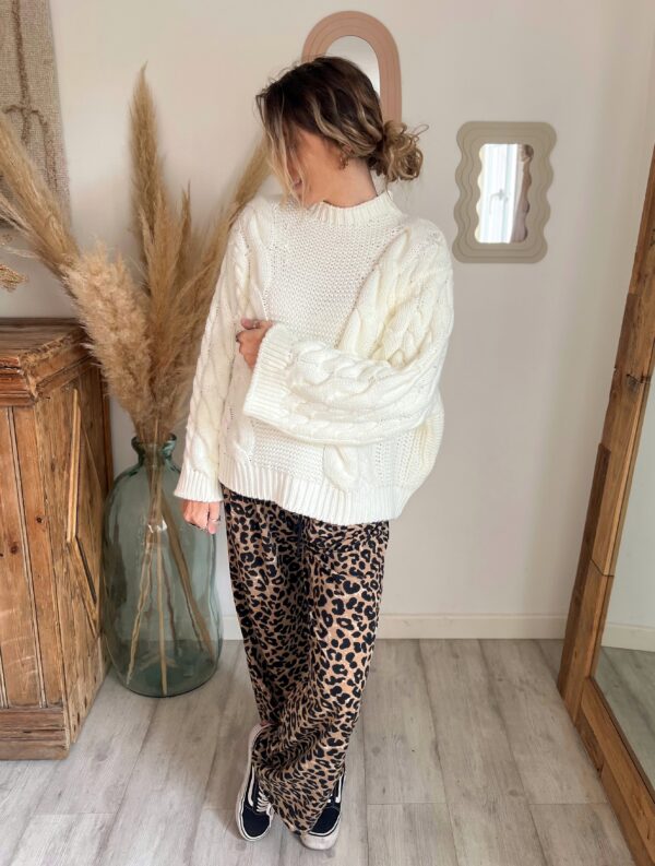 ✨ Retrouvez le Jean marron ZOA portée en vidéo et associée à différents looks sur Instagram @moonbow.eshop.