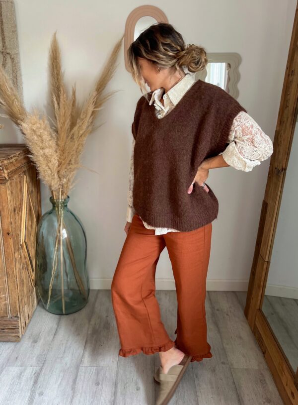 pull chocolat et chemise dentelle