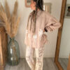 chemise femme boheme gaz de coton porté avec pantalon crochet look beige