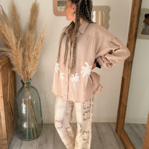 chemise femme boheme gaz de coton porté avec pantalon crochet look beige