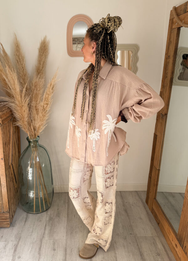 chemise femme boheme gaz de coton porté avec pantalon crochet look beige