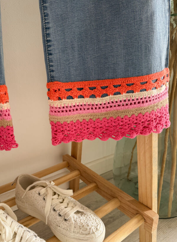 jean femme stretching bohème crochet couleur porté Avec tee-shirt soleil chemise rose gaz de coton pull look tenue printemps tendance