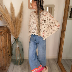 pull crochet femme bohème porté avec jean