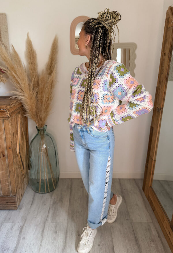 pull crochet pastel femme porté avec jean broderie