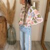 pull crochet femme pastel porté avec jean taille haute