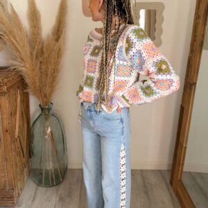 pull crochet femme pastel porté avec jean taille haute
