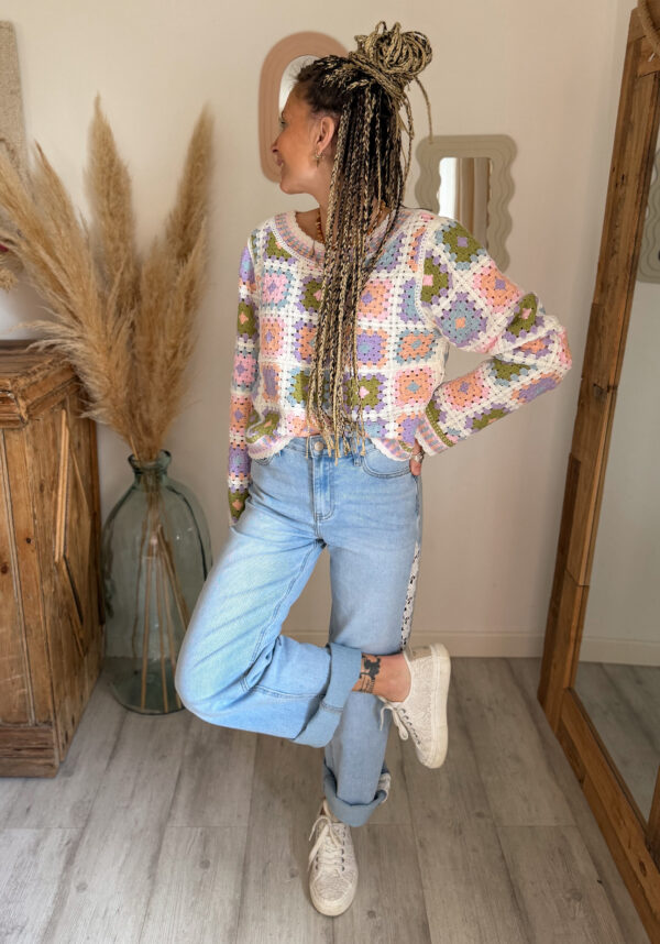 pull crochet pastel femme porté avec jean broderie