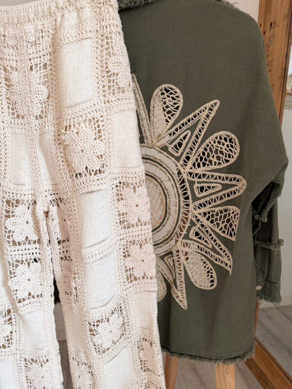 tenue look Boheme sur chemise kaki dos soleil broderie