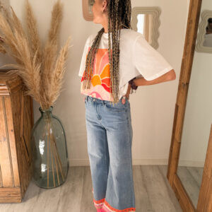 tee-shirt femme imprimé soleil porté avec jean couleur