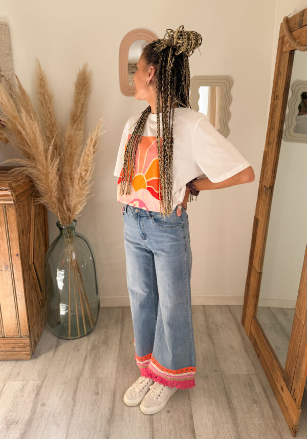 tee-shirt femme imprimé soleil porté avec jean couleur