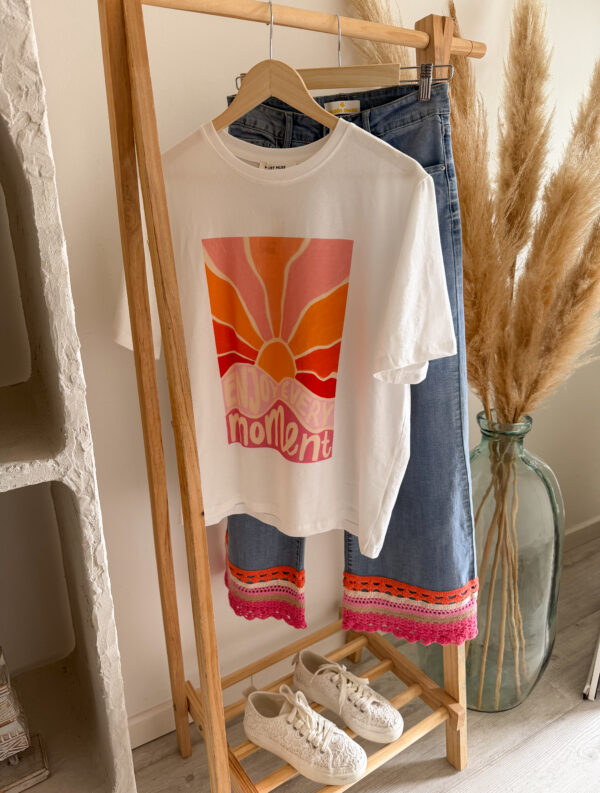 tenue look femme tee-shirt imprimé soleil coloré et jean bohème crochet